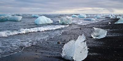 Diamond Beach in Iceland?400x200;crop