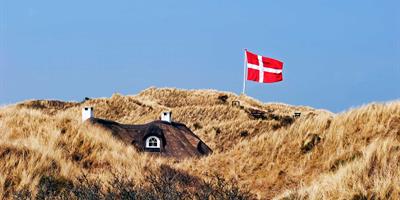 Summer house with Danish flag, Denmark?400x200;crop